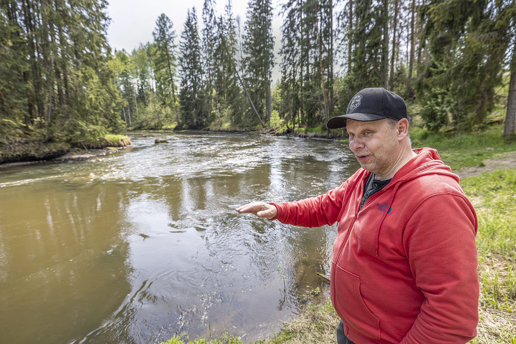 Täältä se kaikki alkoi – Sami Huikon lohensuojelu. Huikko kavereineen teki ”kevytkunnostusta” Kangaskoskella jo 2000-luvun alkupuolella, jotta lohinaaraat saisivat parempia kutupaikkoja.
Hiitolanjoella ollaan lähellä Venäjän rajaa eikä rajavyöhykkeellä saa liikkua ilman lupaa.