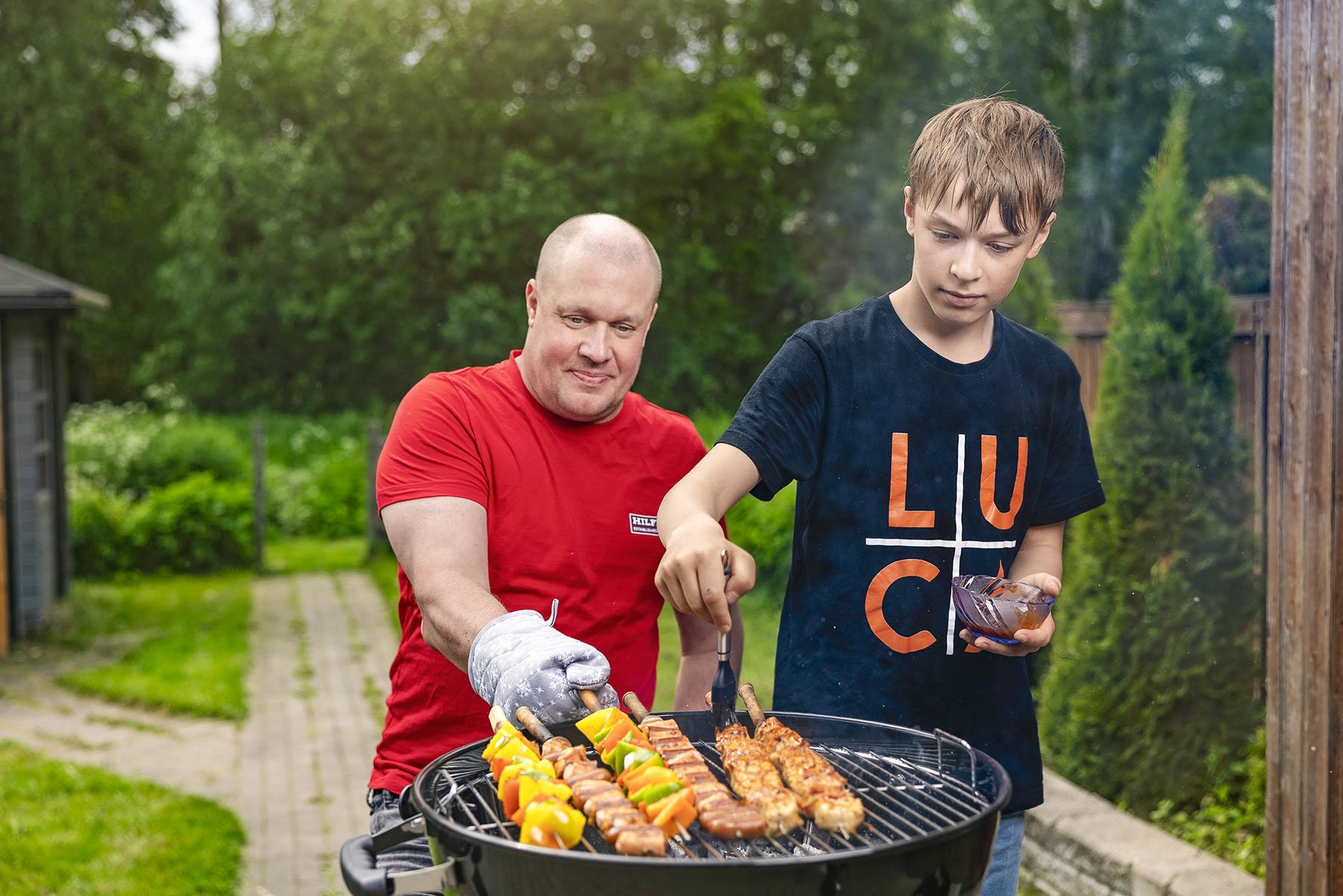 Tällä kertaa makaronilaatikosta ei ollut tietoakaan, kun Mikko Pälvimaa ja Julia Hämäläinen kokeilivat ensimmäistä kertaa piknikkiä ilta-auringossa rivitalon taka­pihalla. He ovat kiinnostuneita ranskalaisesta keittiöstä, ja mukana on muun muassa erilaisia juustoja.
Jani Lauronen muistaa, miten koulussa jonotettiin ylimääräistä einespizzan palaa. Nykyäänkin hänen ruuissaan on usein italialaisia vaikutteita, mutta ehkä vähän   edistyneemmällä tavalla. Tällä kertaa hän tekee Lucan kanssa  grillivartaita.