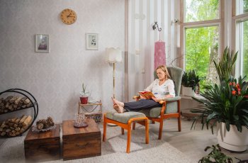 Kirjallisuuden lukeminen on Suomen suosituimpia tapoja viettää vapaa-aikaa. Vihtiläinen Ulla Niemi sekä Keminmaalla asuva Mikko Oinas nauttivat kirjoista, sekä paperisina että äänikirjoina.