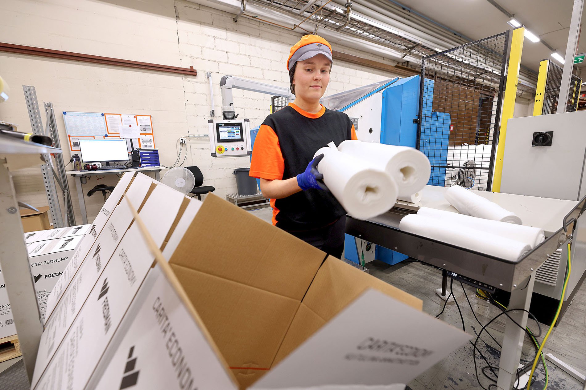 Fredmanin kesätyöntekijä Elli Helin pakkaa kuituliinoja laatikoihin.
Miika Virta ajaa trukkia Fredmanin varastossa.
Operaattori Johanna Salo seuraa hihnalla meneviä Fredmanin suodatinpusseja.
Automaattinen lavansiirtovaunu tuo lavaa Fredmanin pakkaamoon.
Fredman Group osti Teemu Savolaisen työpaikan Peltolan Pussin.