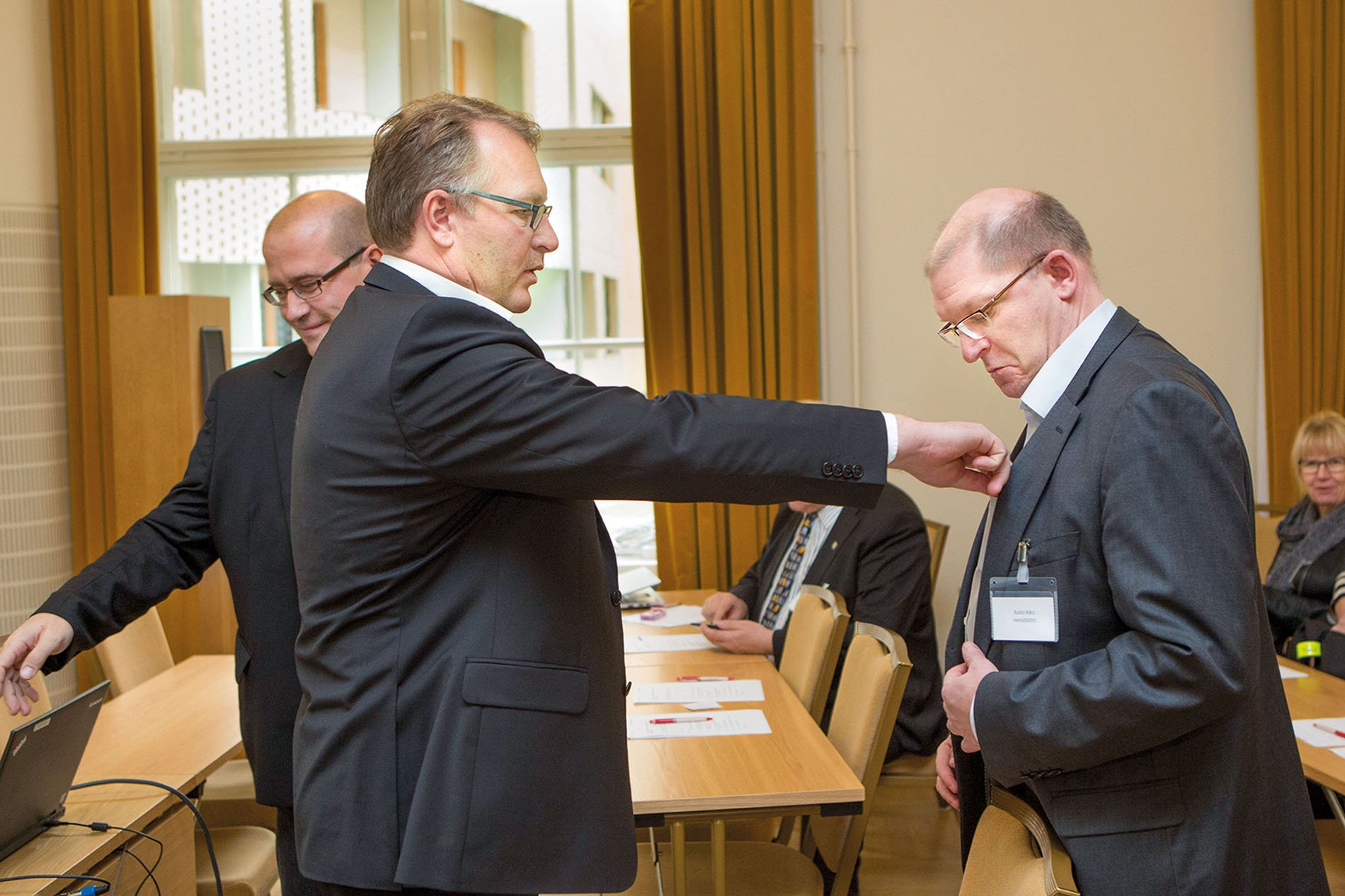 Tela pyörii yhä -kirjan kansikuvassa Harri Laakso ja Seppo Saarinen valmistautuvat siirtämään nosturilla konerullaa leikkurille Stora Enson Tainionkosken tehtailla 10.11.2014. Kuva: Mikko Nikkinen 
Prosessin­hoitaja Tarmo Posti selvitti paperiradan häiriötä Veitsiluodon tehtaalla 7.3.2012.
Kolmen teollisuusliiton seminaari vuonna 2014 ennakoi liittojen yhdistymistä.Kuvassa Paperiliiton liittosihteeri Juhani Siira (vas.) ja puheenjohtaja Petri Vanhala sekä Metalliliiton puheenjohtaja Riku Aalto.