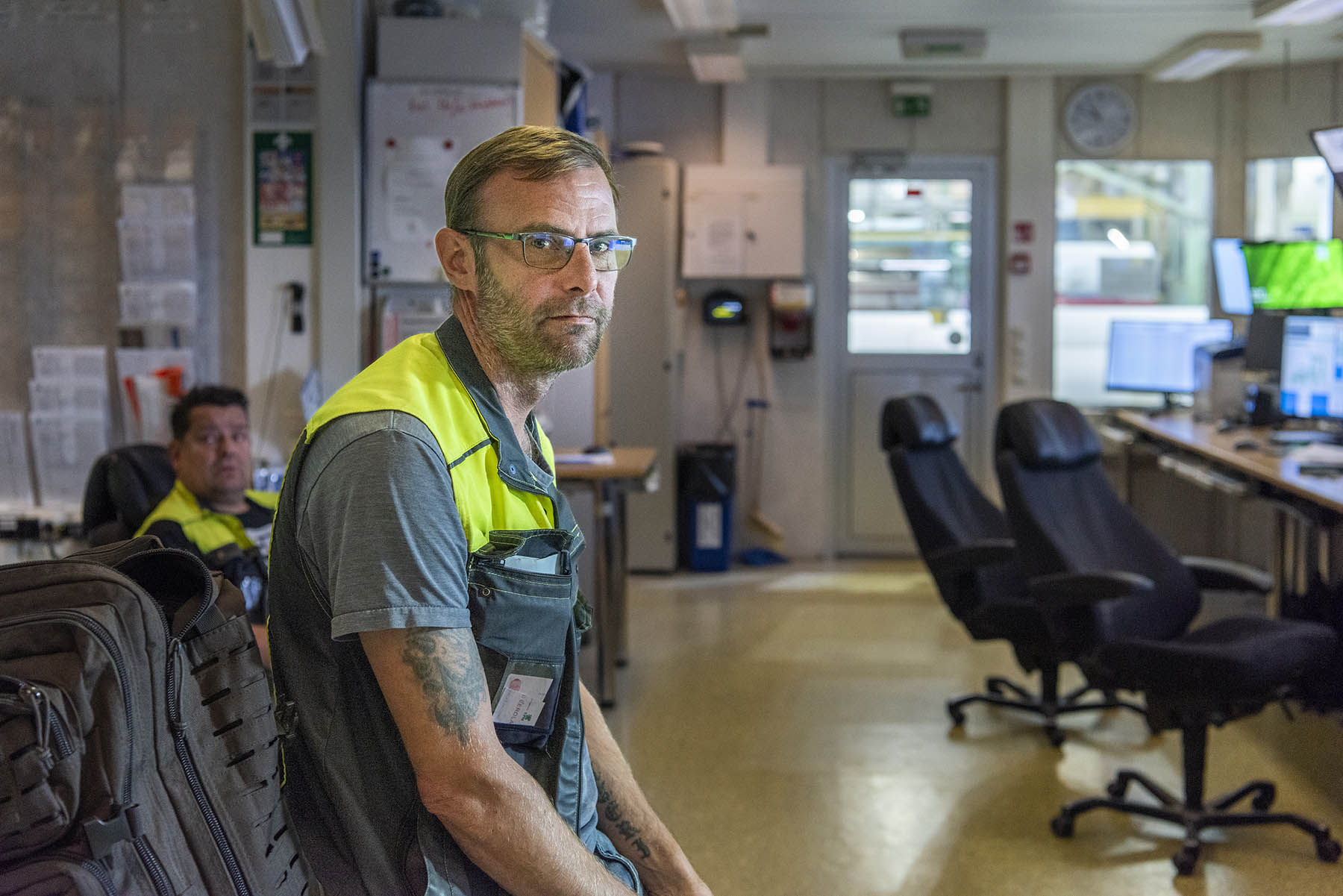 Timo Kallio (vas.) ja Jan Lindroos rupeavat vaihtamaan rullaa.
Jan Lindroos uskoo, että tarrapaperilla on tulevaisuutta. 
– Ehkä on uusi normi, että koko ajan on jotain säpinää, sanoo Tomi Eerola.  
Tero Mensalo valmistelee päänvetoa. 
Timo Kallio vaihtaa rullaa ja ottaa näytteitä paperista.