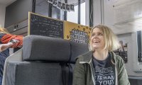 Tulkaa tänne! nuoret kutsuvat, ja Walkers-auto menee.