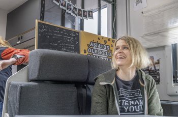 Tulkaa tänne! nuoret kutsuvat, ja Walkers-auto menee.