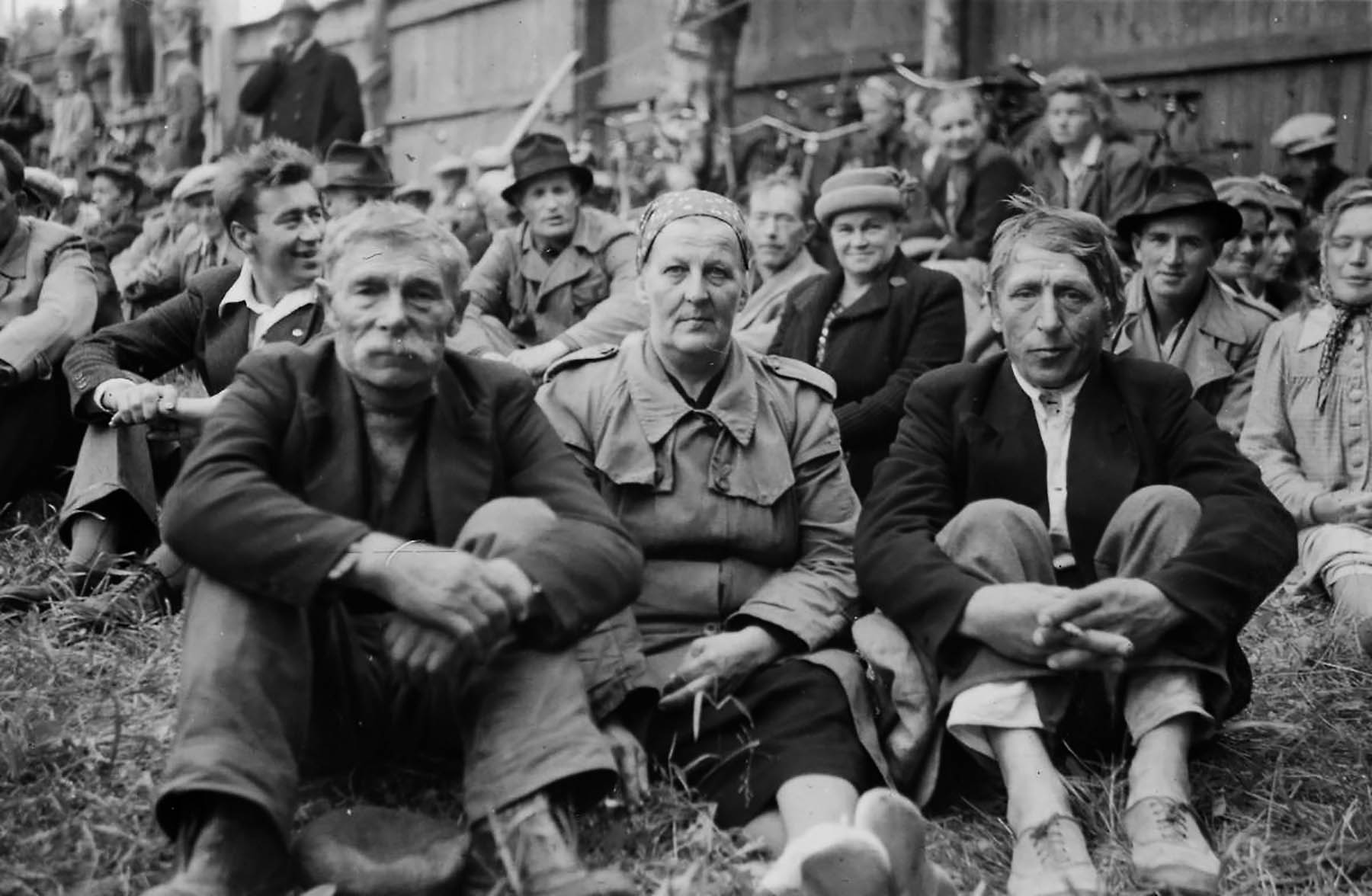 Kemin lakon veritorstaina 18.8.1949 kaksi työläistä sai surmansa. Kasvoja mielenosoitustilaisuudesta.