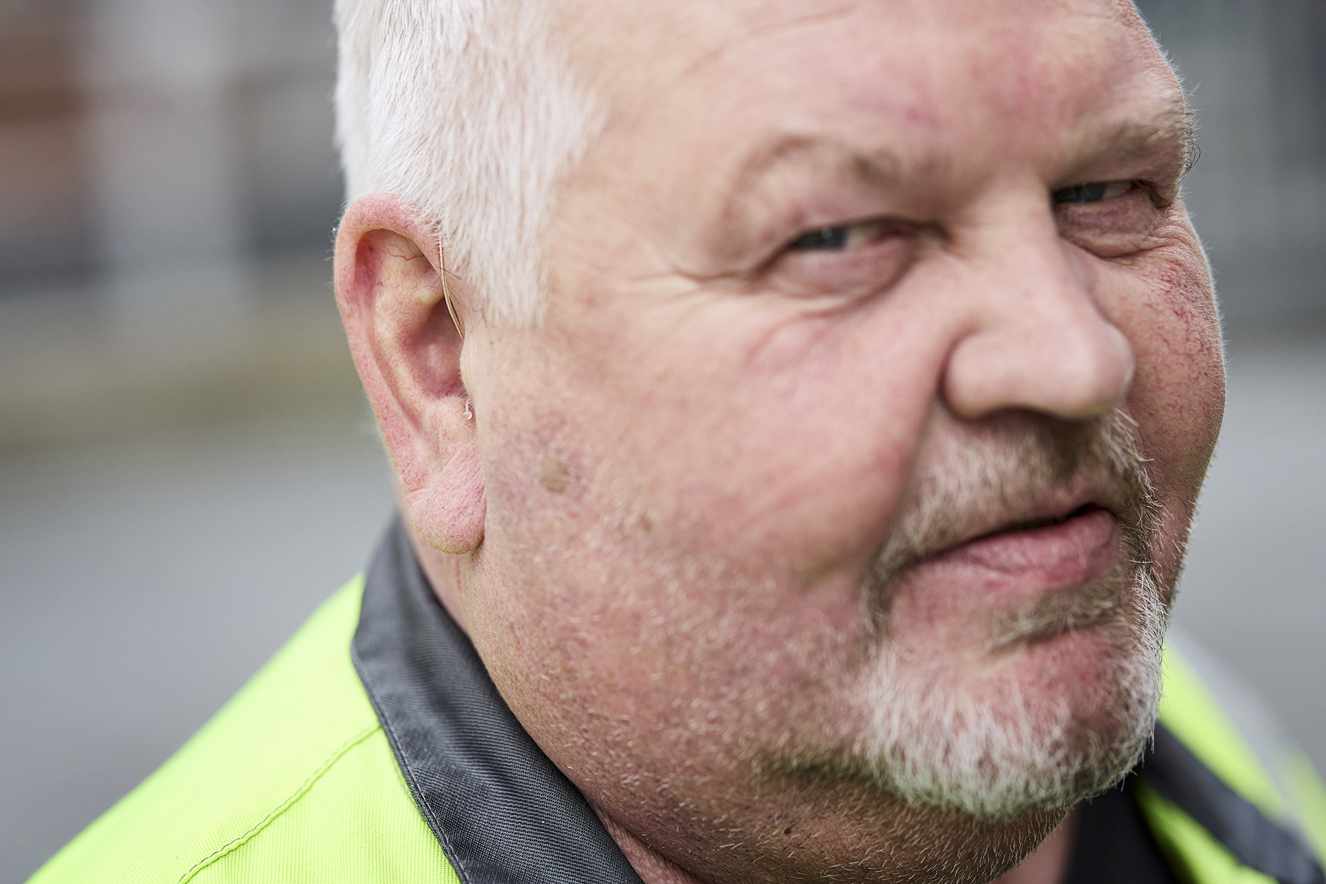 Juha Ruorasen kuulokoje on ulospäin lähes näkymätön.   Ruorasen kuulon­aleneman syyksi todettiin meluvamma. Pysyvä meluvamma kehittyy lähes kaikille, jota altistuvat päivittäin yli 90 desibelin äänille. Paperiliiton työsuojelu­kyselyissä melu nousee vuodesta toiseen esiin isoimpana haittatekijänä.