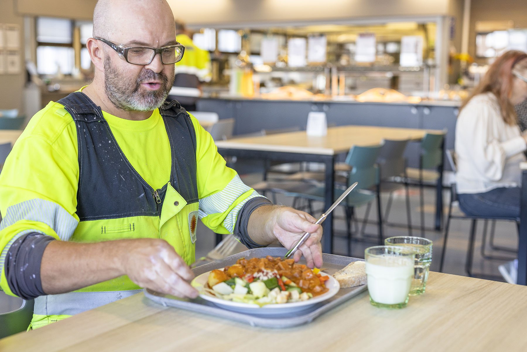 Gluteenitonta ruokavaliota keliakian takia noudattava Tiina Erjansalo kertoo, että ruoan hintojen nousu ei ole vaikuttanut hänen ruokaostoksiinsa. – Vaikka palkalla ei rikastu, voi sillä ostaa ihan kunnon paisti­jauhelihaa.
Arto Kontro sanoo, että hän ei ole välipalansyöjä. Siksi hän pyrkii aina syömään 12-tunnin työvuoron aikana kaksi lämmintä ateriaa.
Lempiruoka? – Kerran tein sinihomejuusto-kerma-herkkusienikastiketta ja nauhapastaa. Se oli kyllä aika hyvää, vastaa Ismo Toivari.
Ismo Toivarin lounas.
Kartonkikoneella työskentelevä Niko Seppälä käy ruokalassa syömässä aina kun pystyy, sillä se katkaisee rutiinin.
Niko Seppälän lounas.