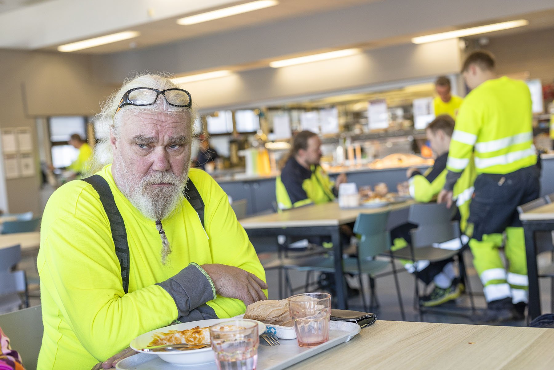 Gluteenitonta ruokavaliota keliakian takia noudattava Tiina Erjansalo kertoo, että ruoan hintojen nousu ei ole vaikuttanut hänen ruokaostoksiinsa. – Vaikka palkalla ei rikastu, voi sillä ostaa ihan kunnon paisti­jauhelihaa.
Arto Kontro sanoo, että hän ei ole välipalansyöjä. Siksi hän pyrkii aina syömään 12-tunnin työvuoron aikana kaksi lämmintä ateriaa.
Lempiruoka? – Kerran tein sinihomejuusto-kerma-herkkusienikastiketta ja nauhapastaa. Se oli kyllä aika hyvää, vastaa Ismo Toivari.
Ismo Toivarin lounas.
Kartonkikoneella työskentelevä Niko Seppälä käy ruokalassa syömässä aina kun pystyy, sillä se katkaisee rutiinin.
Niko Seppälän lounas.