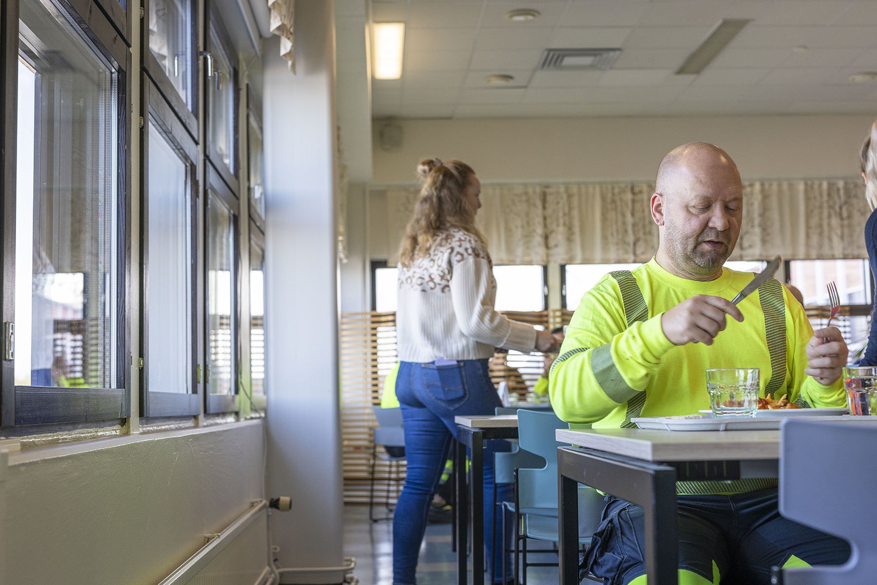 Gluteenitonta ruokavaliota keliakian takia noudattava Tiina Erjansalo kertoo, että ruoan hintojen nousu ei ole vaikuttanut hänen ruokaostoksiinsa. – Vaikka palkalla ei rikastu, voi sillä ostaa ihan kunnon paisti­jauhelihaa.
Arto Kontro sanoo, että hän ei ole välipalansyöjä. Siksi hän pyrkii aina syömään 12-tunnin työvuoron aikana kaksi lämmintä ateriaa.
Lempiruoka? – Kerran tein sinihomejuusto-kerma-herkkusienikastiketta ja nauhapastaa. Se oli kyllä aika hyvää, vastaa Ismo Toivari.
Ismo Toivarin lounas.
Kartonkikoneella työskentelevä Niko Seppälä käy ruokalassa syömässä aina kun pystyy, sillä se katkaisee rutiinin.
Niko Seppälän lounas.