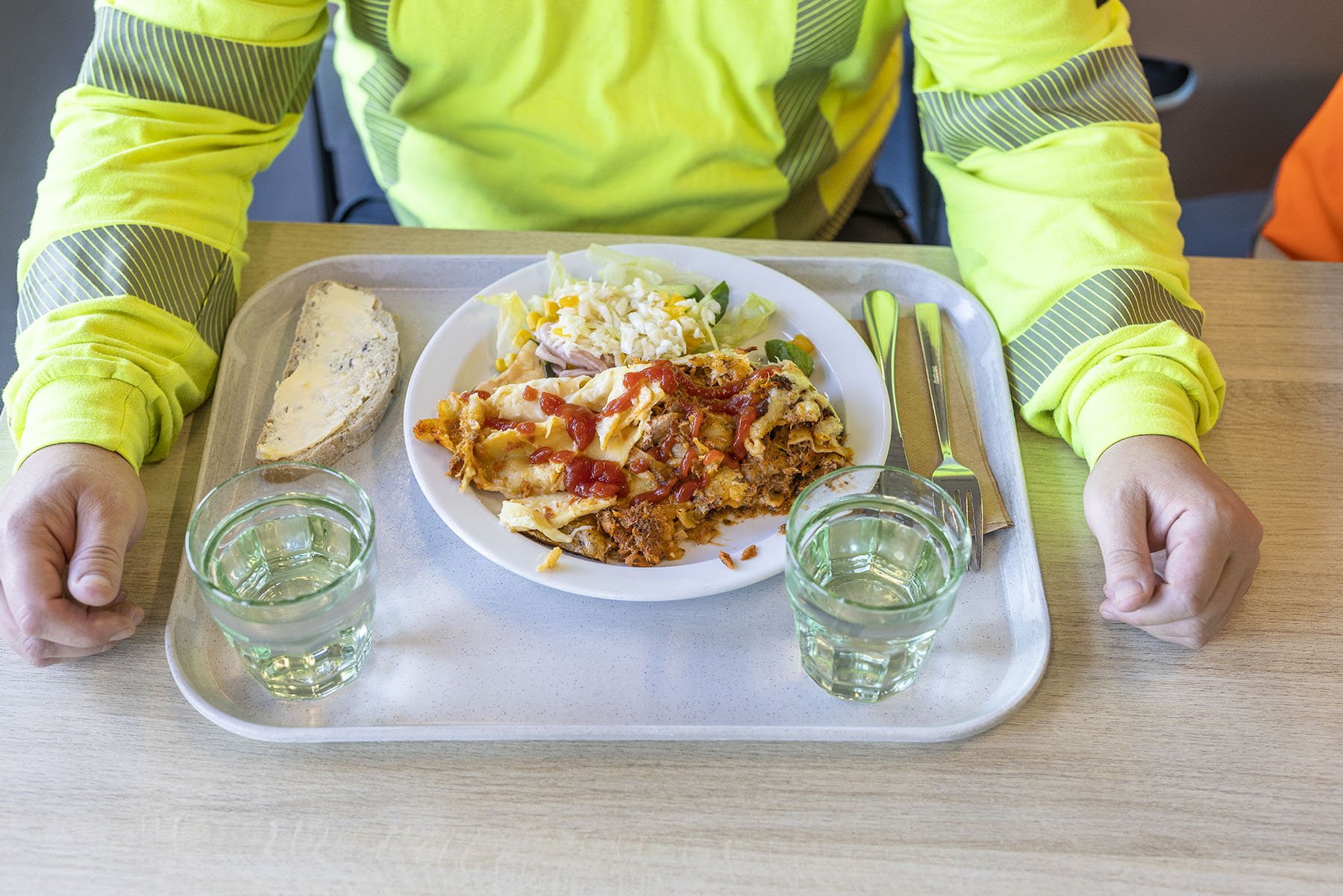 Gluteenitonta ruokavaliota keliakian takia noudattava Tiina Erjansalo kertoo, että ruoan hintojen nousu ei ole vaikuttanut hänen ruokaostoksiinsa. – Vaikka palkalla ei rikastu, voi sillä ostaa ihan kunnon paisti­jauhelihaa.
Arto Kontro sanoo, että hän ei ole välipalansyöjä. Siksi hän pyrkii aina syömään 12-tunnin työvuoron aikana kaksi lämmintä ateriaa.
Lempiruoka? – Kerran tein sinihomejuusto-kerma-herkkusienikastiketta ja nauhapastaa. Se oli kyllä aika hyvää, vastaa Ismo Toivari.
Ismo Toivarin lounas.
Kartonkikoneella työskentelevä Niko Seppälä käy ruokalassa syömässä aina kun pystyy, sillä se katkaisee rutiinin.
Niko Seppälän lounas.