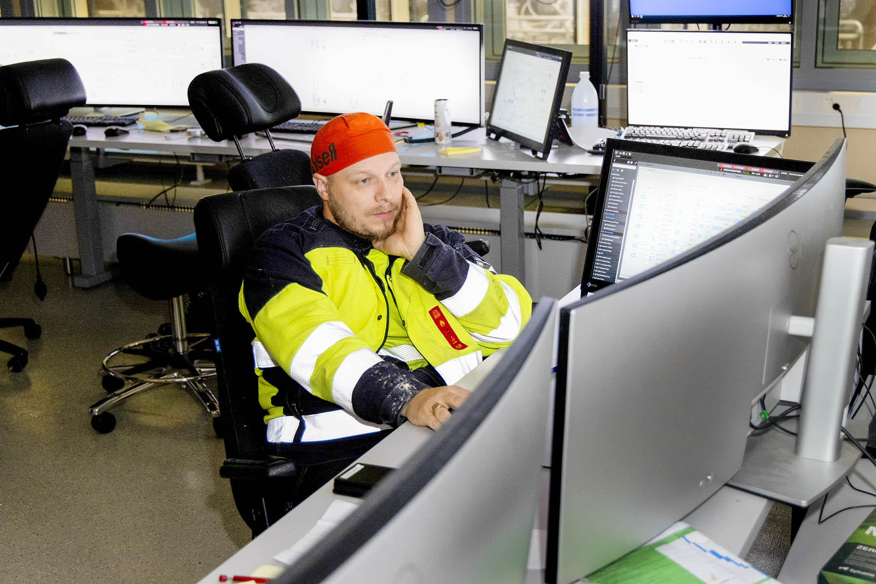 Emilia Viljakaisen mielestä elämä kahdella paikkakunnalla ei sujuisi ilman 12 tunnin vuorojärjestelmää.
Niko Juntunen valvoo massaa.