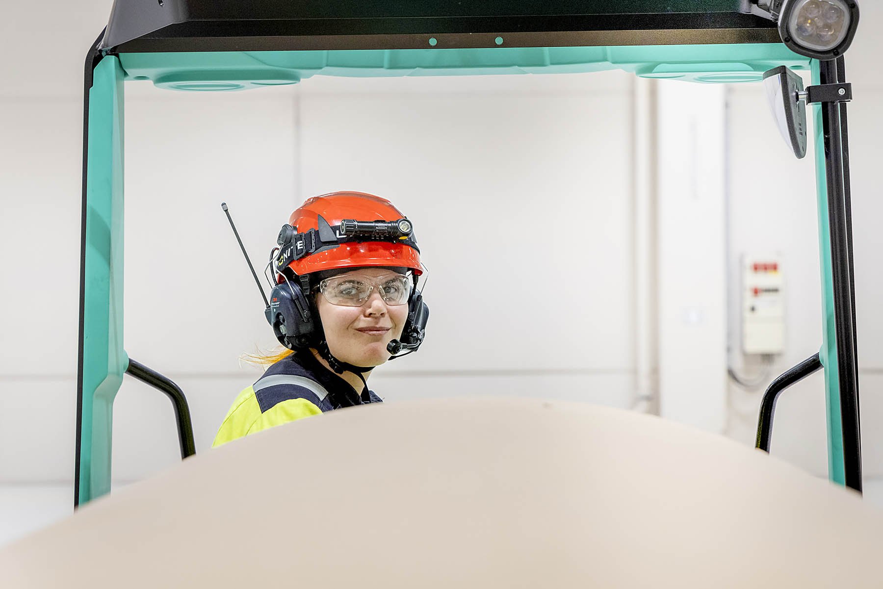 Emilia Viljakaisen mielestä elämä kahdella paikkakunnalla ei sujuisi ilman 12 tunnin vuorojärjestelmää.
Niko Juntunen valvoo massaa.