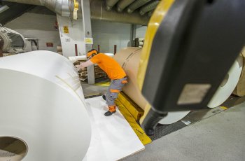 UPM Kaukaan PK 1:n henkilöstölle on jaettu irtisanomisilmoitukset. Sappi Kirkniemen PK 2:n osalta selviää lokakuun aikana miten irtisanomiset kohdistuvat.