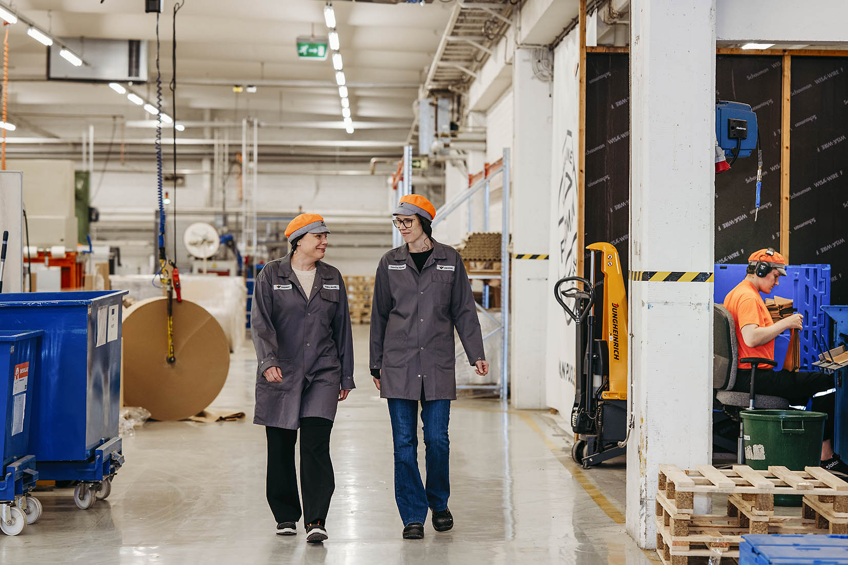 Investointi toi tehtaaseen paljon lisää automatiikkaa ja työntekijöille uusien toimintatapojen oppimista.