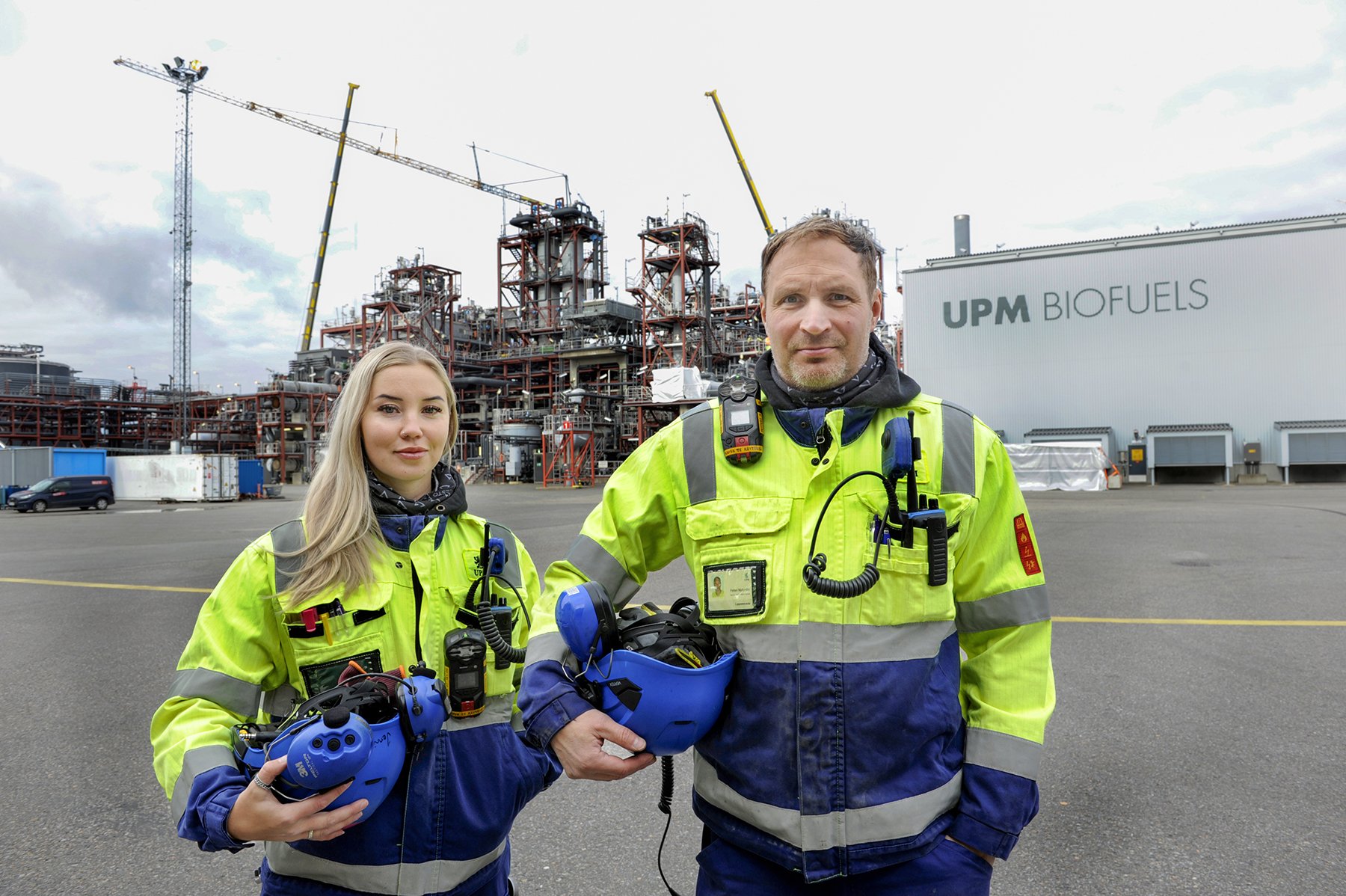 Työpari. Koneet seis ja pihalle. Petteri Myllymäki ja Jenni Havunen valmistautuivat seisakkiin  UPM Lappeenrannan biojalostamolla syyskuun lopulla.