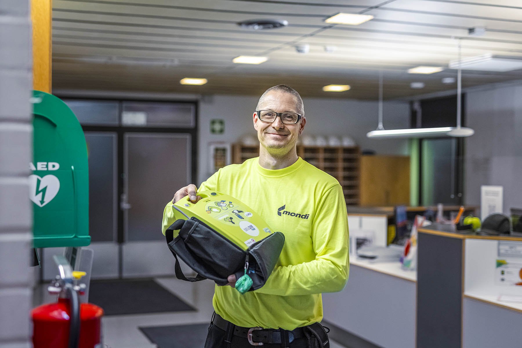 Kartonkikoneella työskentelevä Mika Jääskö kannustaa kaikkia osallistumaan ensiapukursseille. Mondi Powerflutella on useita defibrillaattoreita. Laitteen käyttöä myös opetetaan säännöllisesti.