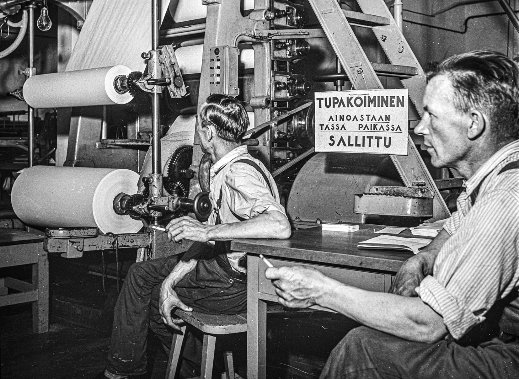 Erikoispaperin tekoa Tervakosken tehtaalla vuonna 1952.