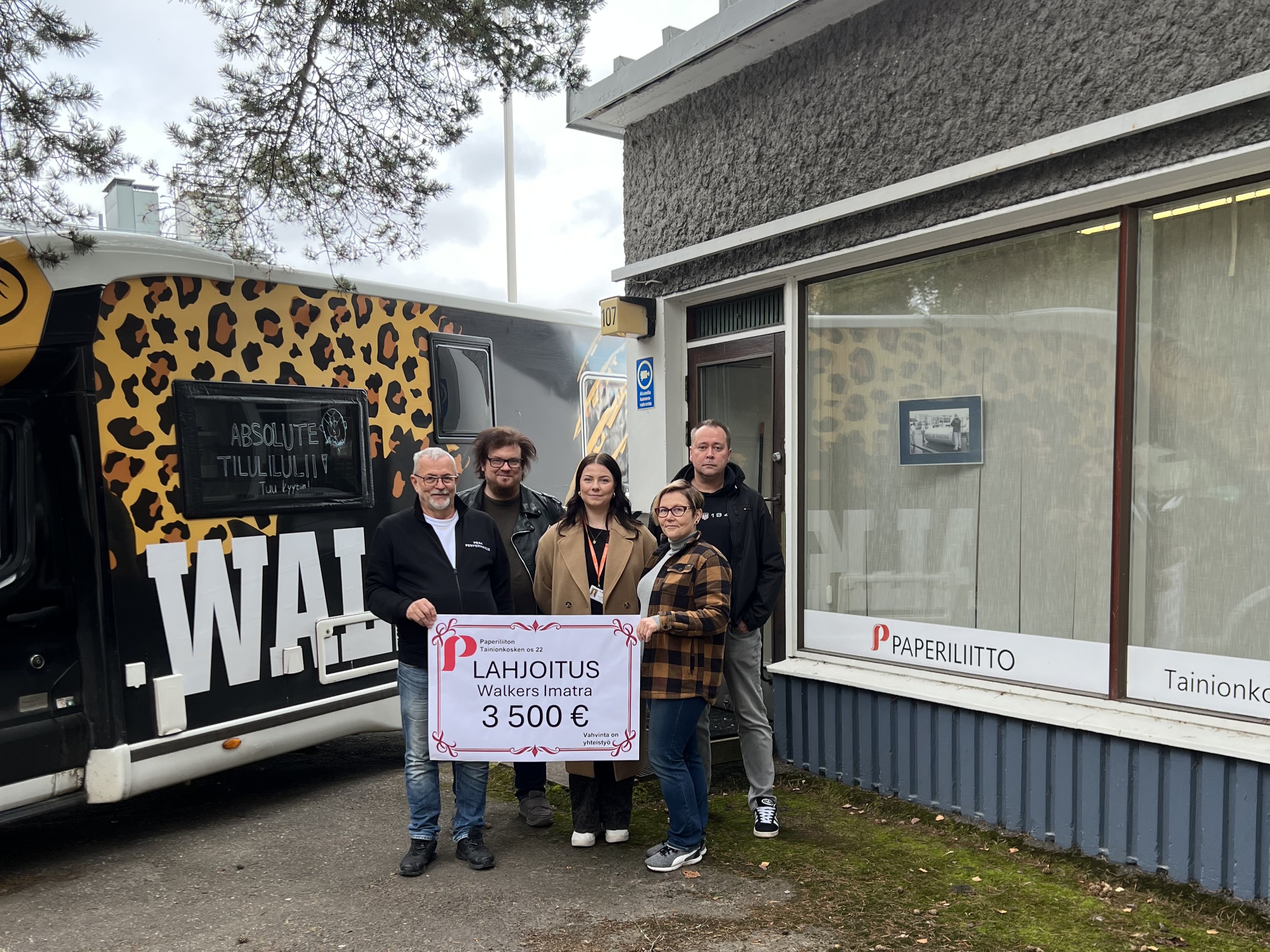 Walkers-auto saapui toimitalolle ottamaan vastaan lahjoituksen. Kuvassa vasemmalta Juha Veittikoski, Tomi Hämäläinen, Neea Suomi, Anu Valtonen ja Atte Purho. Kuva: Sanja Purho