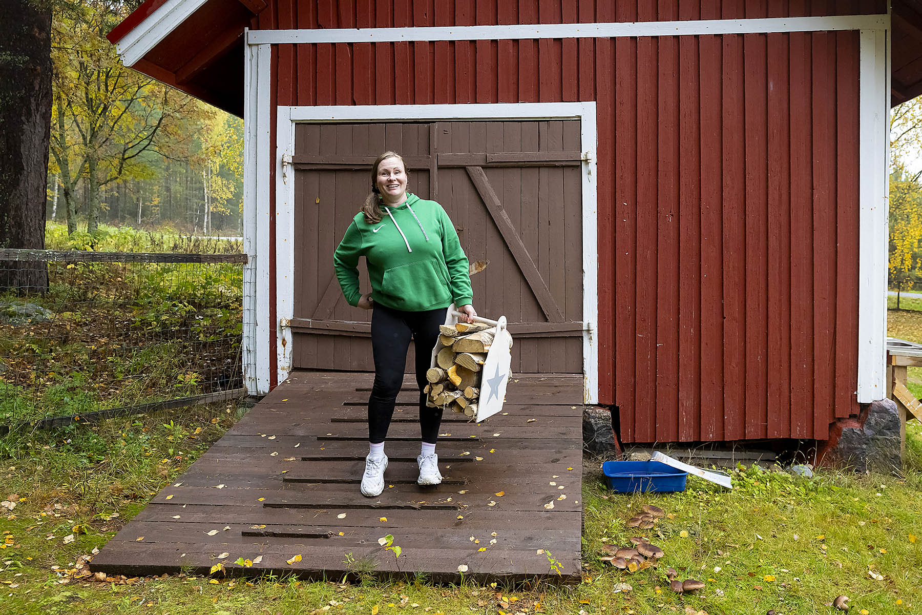 Lämpö kulkee Katja Kalkasmaan kotiin lihasvoimalla.
Janne Järvinen, avovaimonsa Julia sekä tyttärensä Lila pääsevät Tampereen keskustaan vauhdikkaasti ratikalla.