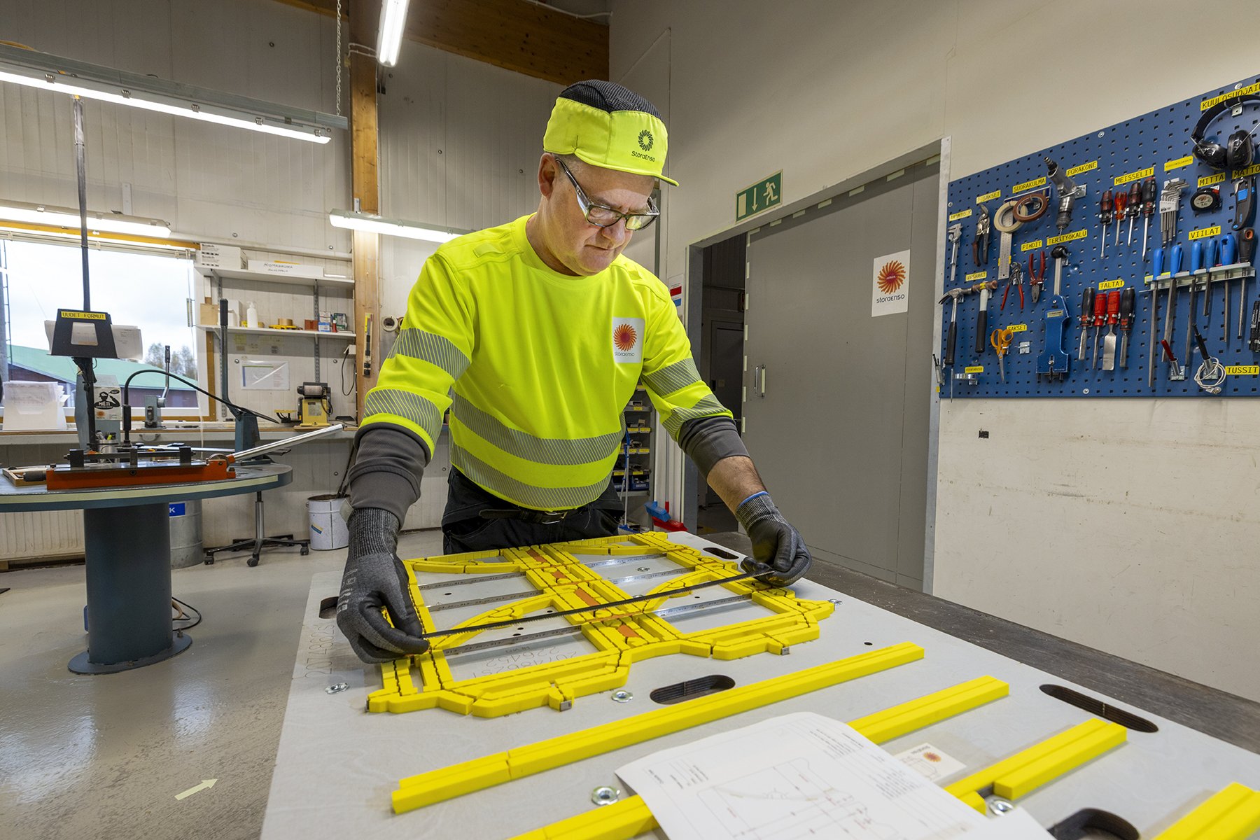 – Täällä on hyvä porukka, sanoo Jari Jaakkola. Häntä mietityttää, löytyykö hänelle soveltuvaa työpaikkaa muualta.
Joonas Nurmi säätää monipiste­liimakonetta valmiiksi uutta työtä varten Tiukassa Stora Enso Packagingilla. 