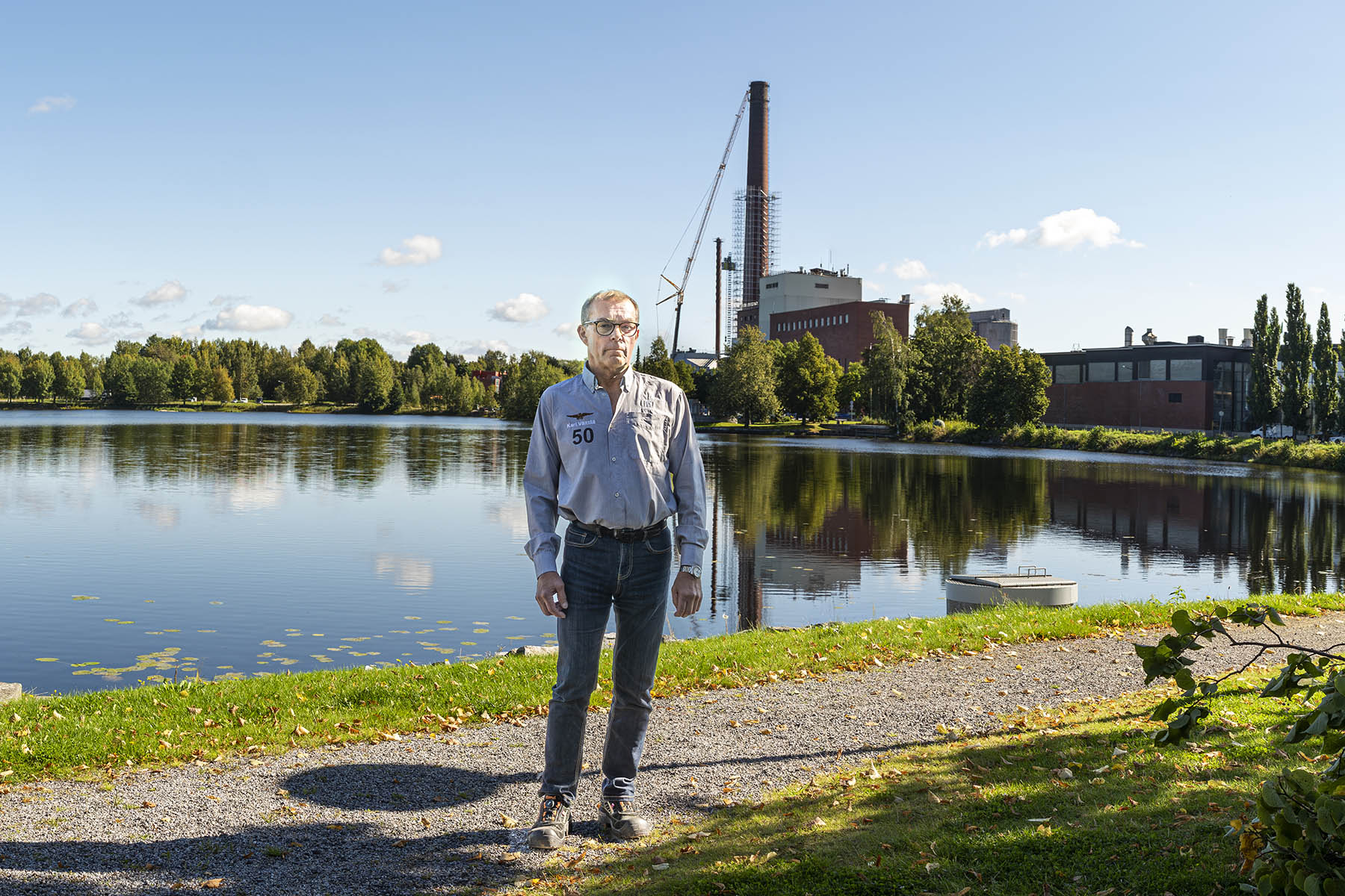 Tutut käytävät jäävät taakse. Kari Välttilän työura Mäntän Metsä Tissuella päättyi syyskuussa yli 50 vuoden jälkeen. 
Kuten Kari Välttilä jättää tehtaan, häviää myös piippu Mäntän maisemasta.