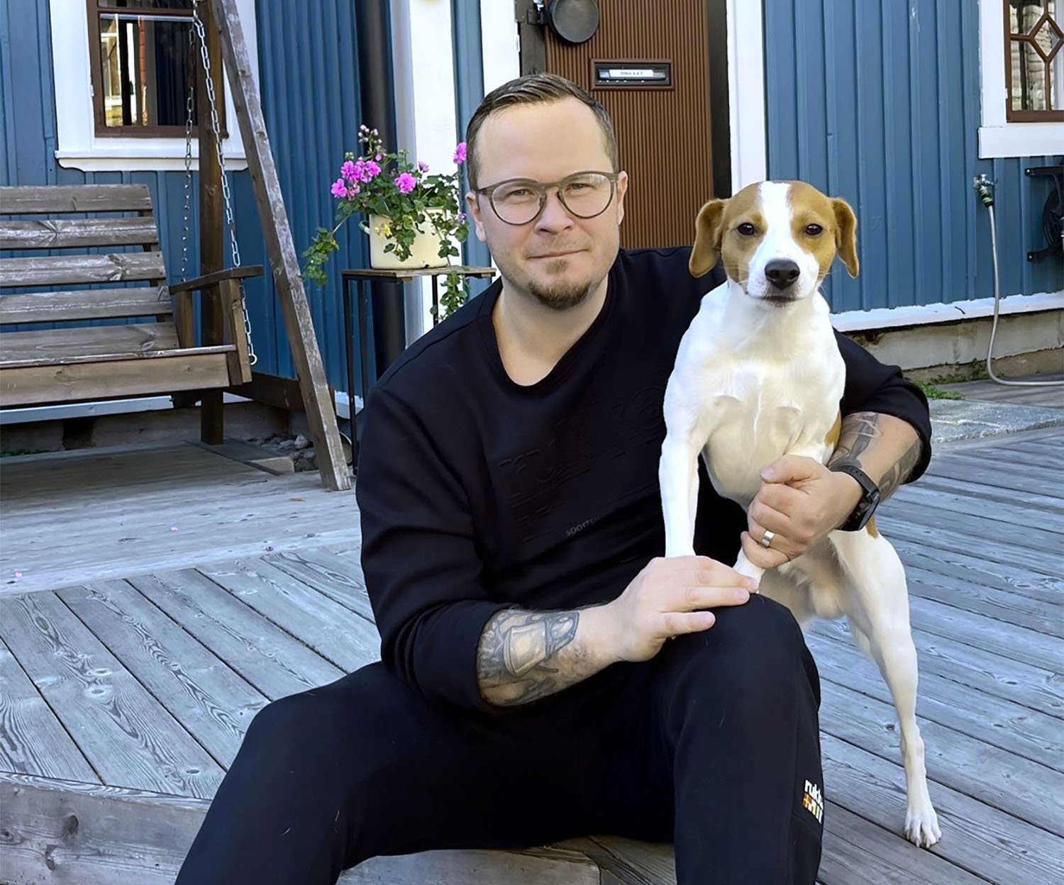 Syntymäpäiväsankari Teijo Ojala ja tanskalais-ruotsalainen pihakoira Nils.