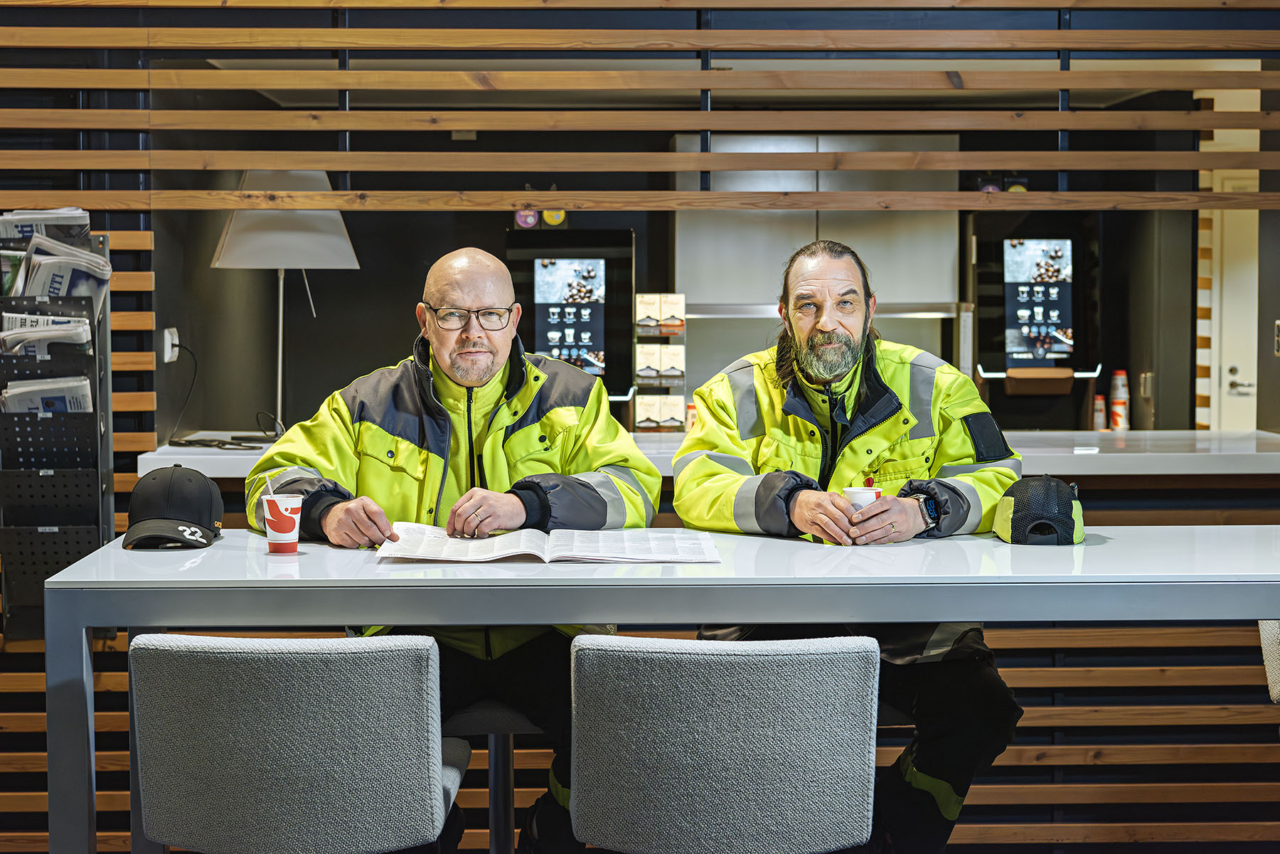 Työpari. – Pahoittelemme, että kahvihuone näyttää tältä, yleensä meillä on paljon siistimpää, velmuilee Juha Nieminen, (vas.) Markku Halme kertoo, että tällä kertaa johto ei sallinut kuvaamista tuotanto­tiloissa.