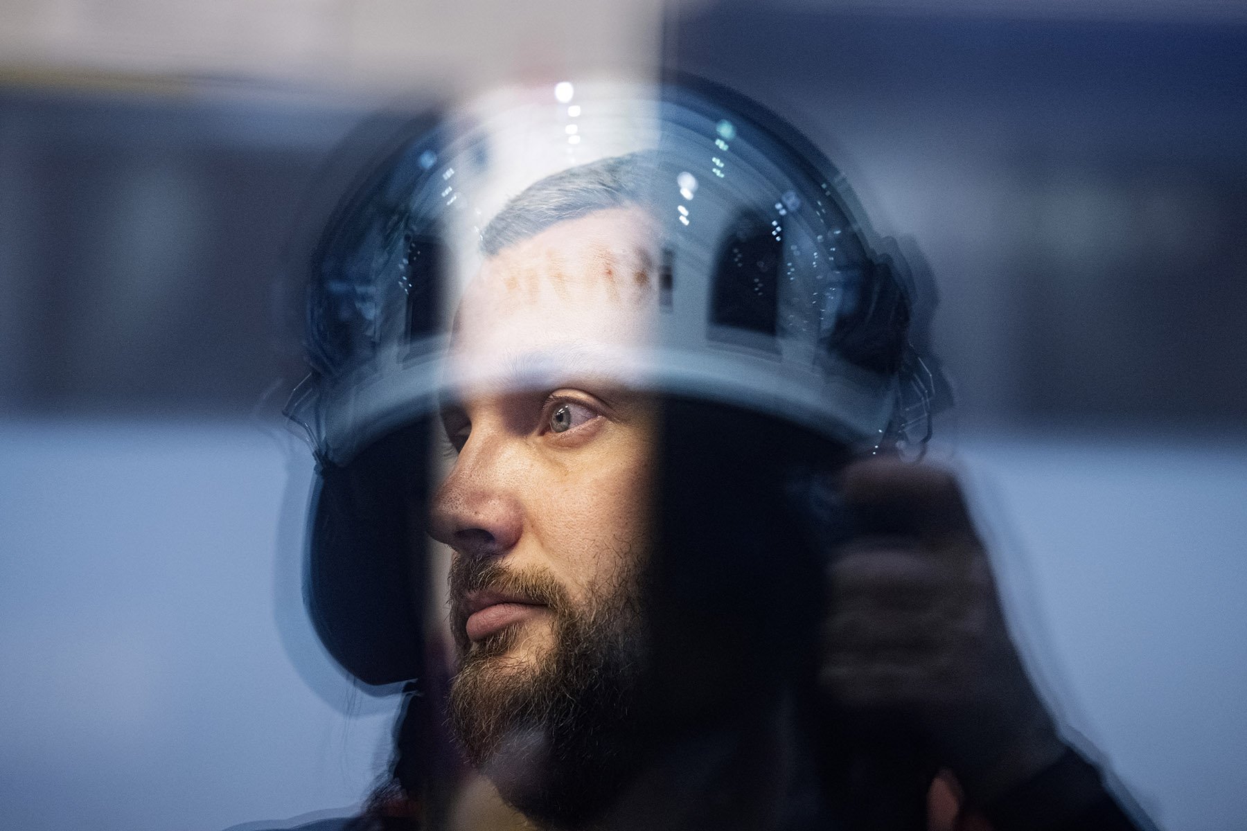 Elämää helpottava työaikamuoto. Jälkikäsittelijä Iiro Vilkas ei voisi kuvitella tekevänsä muuta kuin 12-tuntista vuoro­järjestelmää.
Taneli Miettinen vie rullan päätä leikkurin telojen väliin
Pituusleikkurinhoitaja Sebastian Pesola ja Taneli Miettinen vetävät päätä leikkurille.
 Iiro Vilkas siirtää tampuurin leikkurille. 