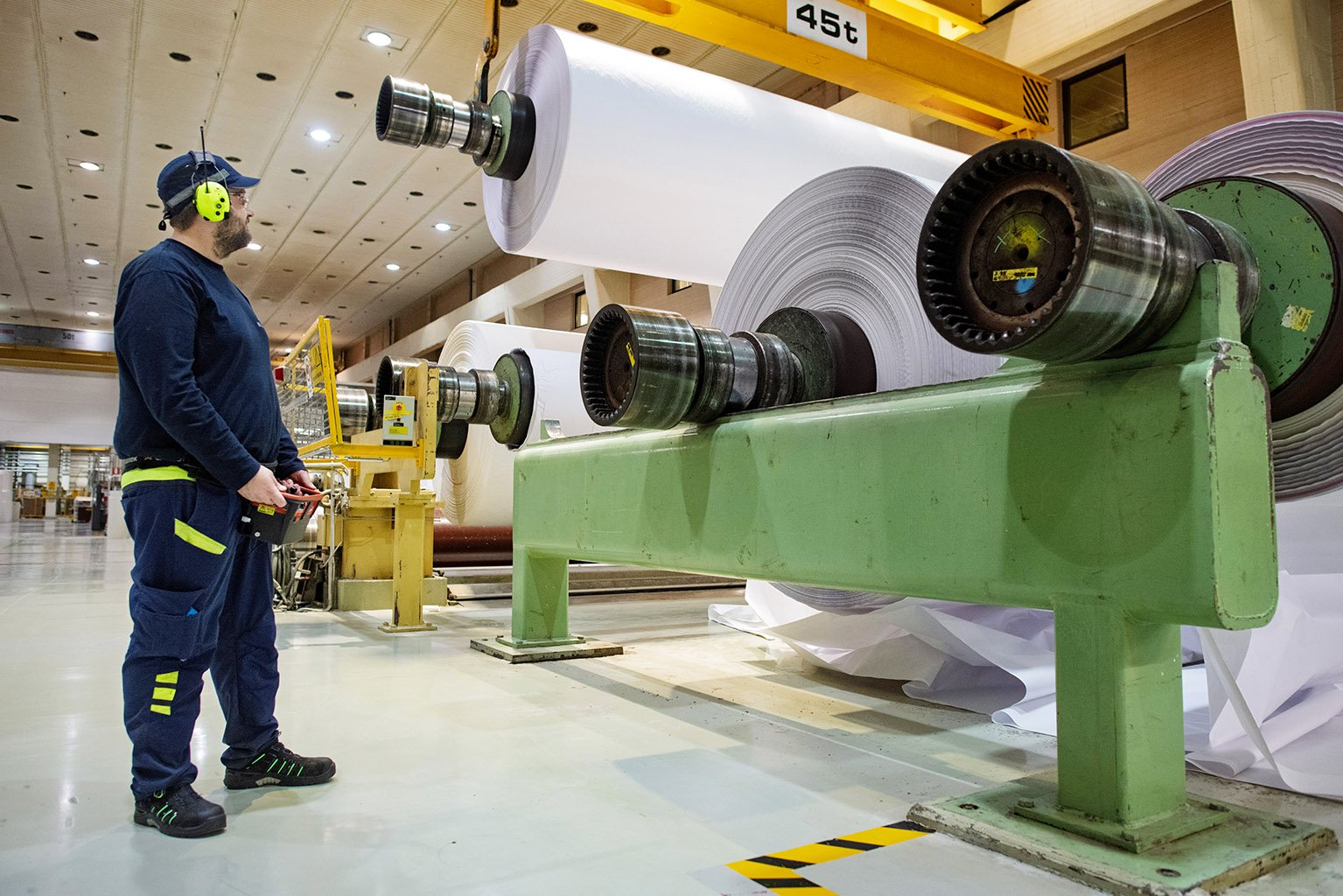 Elämää helpottava työaikamuoto. Jälkikäsittelijä Iiro Vilkas ei voisi kuvitella tekevänsä muuta kuin 12-tuntista vuoro­järjestelmää.
Taneli Miettinen vie rullan päätä leikkurin telojen väliin
Pituusleikkurinhoitaja Sebastian Pesola ja Taneli Miettinen vetävät päätä leikkurille.
 Iiro Vilkas siirtää tampuurin leikkurille. 