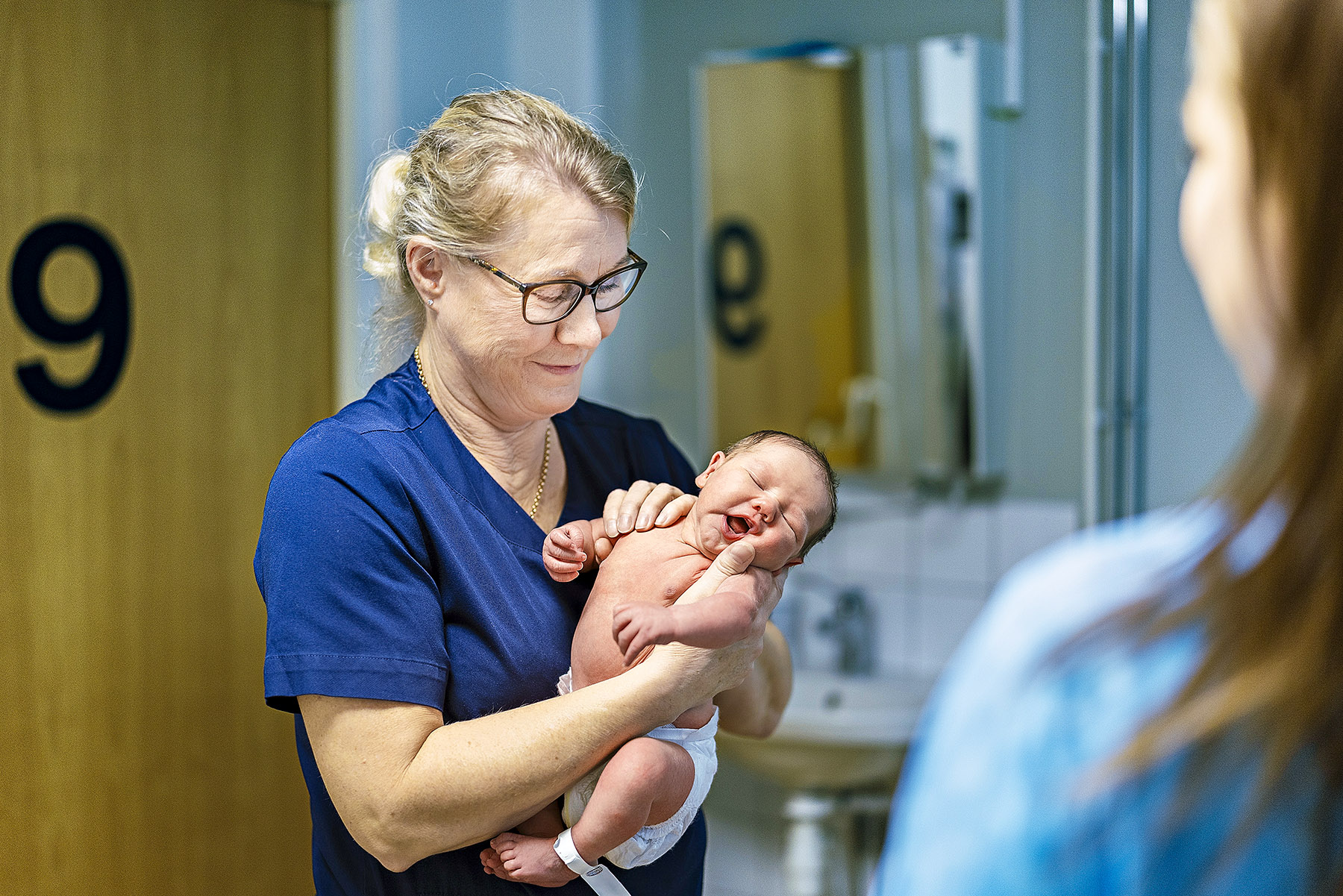 Paperikonemies Timo Salo tekee jouluaattona kaksi vuoroa putkeen: ensin palovahtina Tervasaaren tehtaalla, sitten joulupukkina. 
Niin jouluna kuin arkenakin palomies Tuomo Kokko on hollilla Äänekosken paloasemalla sen varalta, että hälytys tulee.
Joulun pieni ihme on jälleen syntynyt. Sairaanhoitaja Saija Kaipiainen on yksi ensimmäisistä, joka pääsee ihailemaan.
Ylikonstaapeli Jani Anttila partioi mielellään jouluna Rauman torilla.