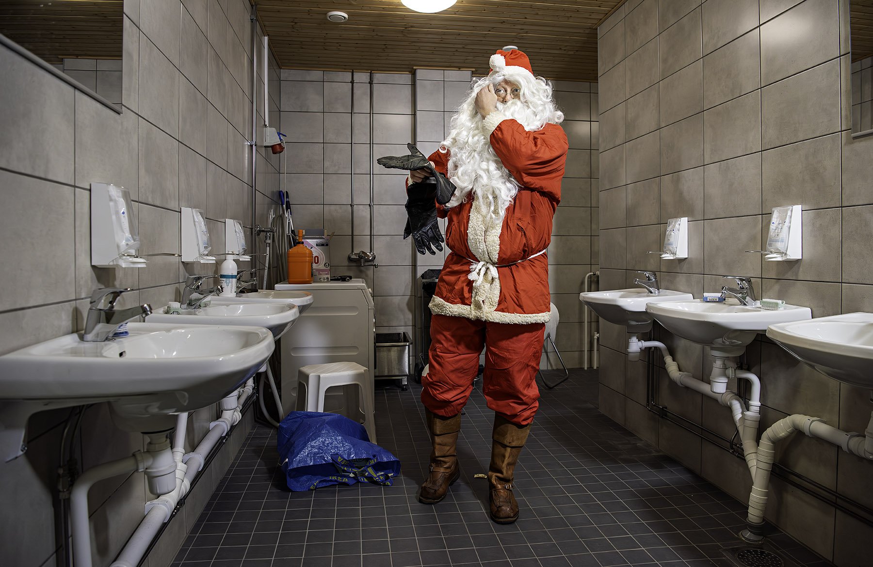 Paperikonemies Timo Salo tekee jouluaattona kaksi vuoroa putkeen: ensin palovahtina Tervasaaren tehtaalla, sitten joulupukkina. 
Niin jouluna kuin arkenakin palomies Tuomo Kokko on hollilla Äänekosken paloasemalla sen varalta, että hälytys tulee.
Joulun pieni ihme on jälleen syntynyt. Sairaanhoitaja Saija Kaipiainen on yksi ensimmäisistä, joka pääsee ihailemaan.
Ylikonstaapeli Jani Anttila partioi mielellään jouluna Rauman torilla.