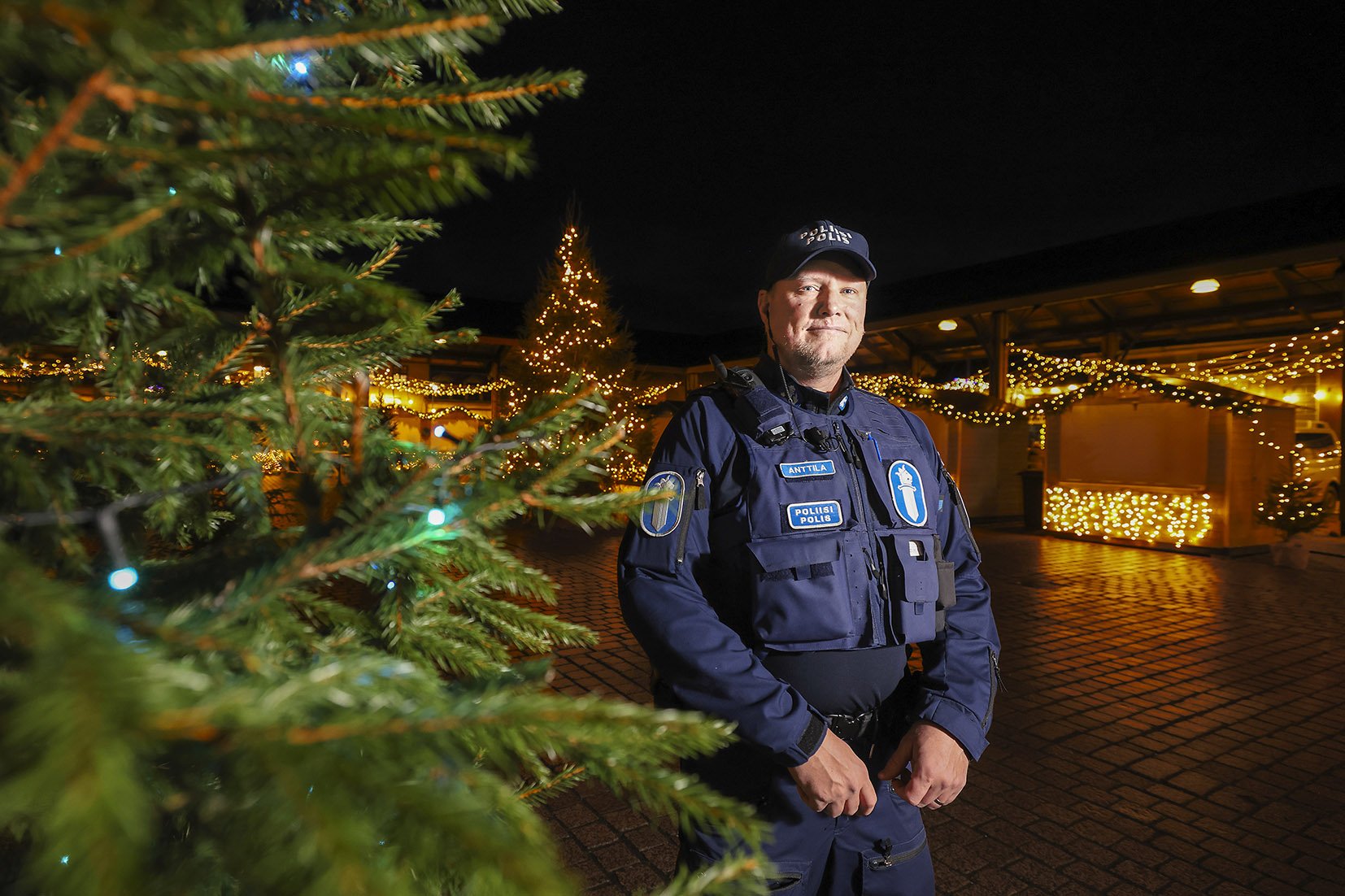 Paperikonemies Timo Salo tekee jouluaattona kaksi vuoroa putkeen: ensin palovahtina Tervasaaren tehtaalla, sitten joulupukkina. 
Niin jouluna kuin arkenakin palomies Tuomo Kokko on hollilla Äänekosken paloasemalla sen varalta, että hälytys tulee.
Joulun pieni ihme on jälleen syntynyt. Sairaanhoitaja Saija Kaipiainen on yksi ensimmäisistä, joka pääsee ihailemaan.
Ylikonstaapeli Jani Anttila partioi mielellään jouluna Rauman torilla.