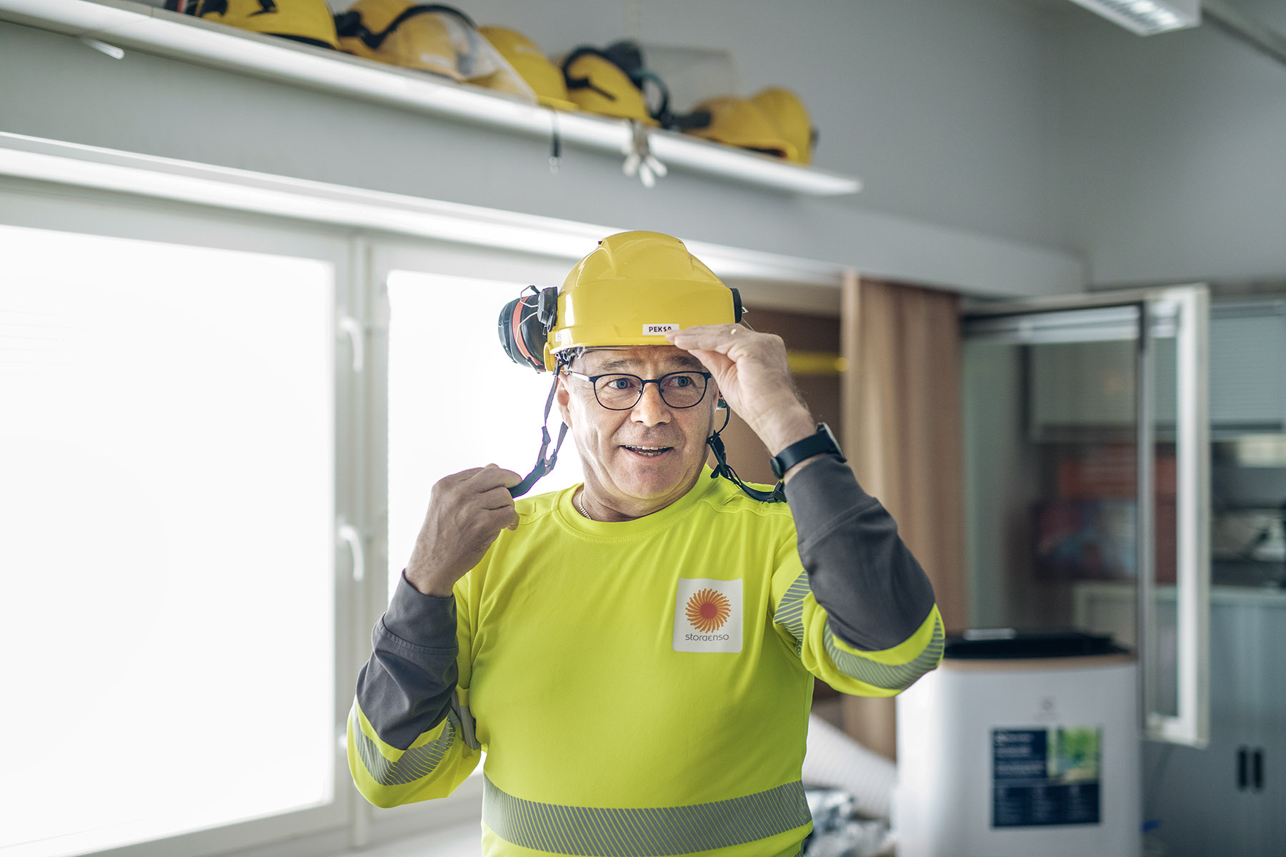 Vakuutusyhtiö katsoi, että  Pertti Kurun nelisenkymmentä vuotta kolmivuorossa oli kevyttä työtä. Kuru jäi vuosi sitten normaalille vanhuuseläkkeelle. Kuva on kolmen vuoden takaa, jolloin hän työskenteli Stora Enson Heinolan tehtaalla lipeälaitoksella.Kuva: Lauri Rotko.