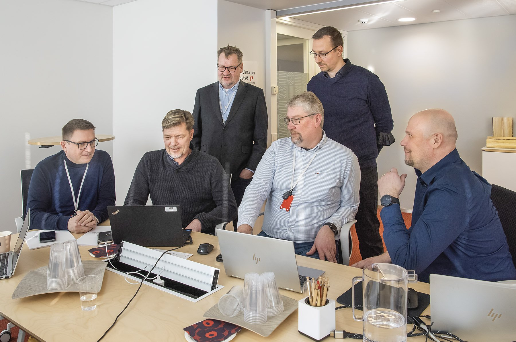 Tes-neuvottelukunnalla on jo kokemusta yritys­kohtaisista neuvotteluista. Olli-Pekka Kaikkonen, Arto Hulkko, Jouko Aitonurmi, Jorma Paajanen, Janne Sirviö ja Jyri Peltola koolla 15.3.2022.