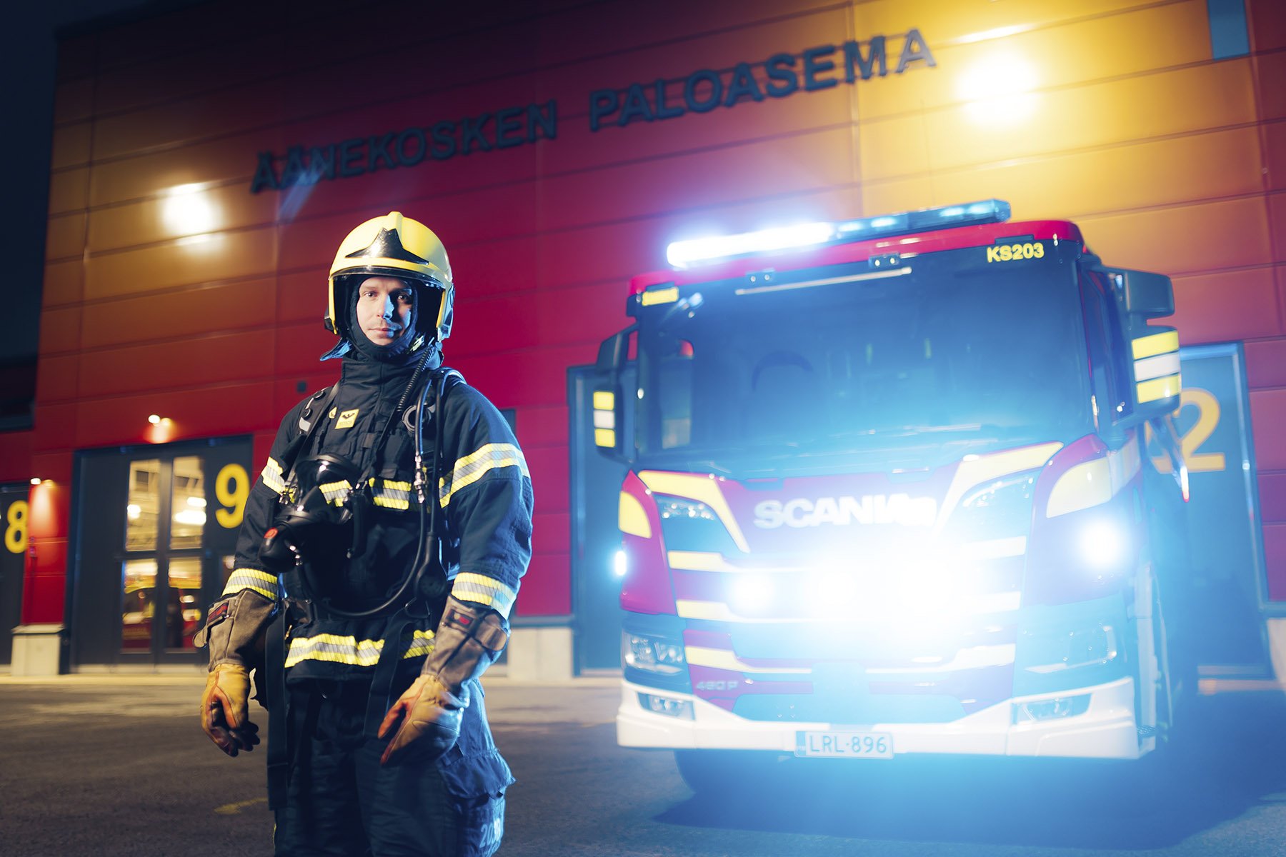 Paperikonemies Timo Salo tekee jouluaattona kaksi vuoroa putkeen: ensin palovahtina Tervasaaren tehtaalla, sitten joulupukkina. 
Niin jouluna kuin arkenakin palomies Tuomo Kokko on hollilla Äänekosken paloasemalla sen varalta, että hälytys tulee.
Joulun pieni ihme on jälleen syntynyt. Sairaanhoitaja Saija Kaipiainen on yksi ensimmäisistä, joka pääsee ihailemaan.
Ylikonstaapeli Jani Anttila partioi mielellään jouluna Rauman torilla.