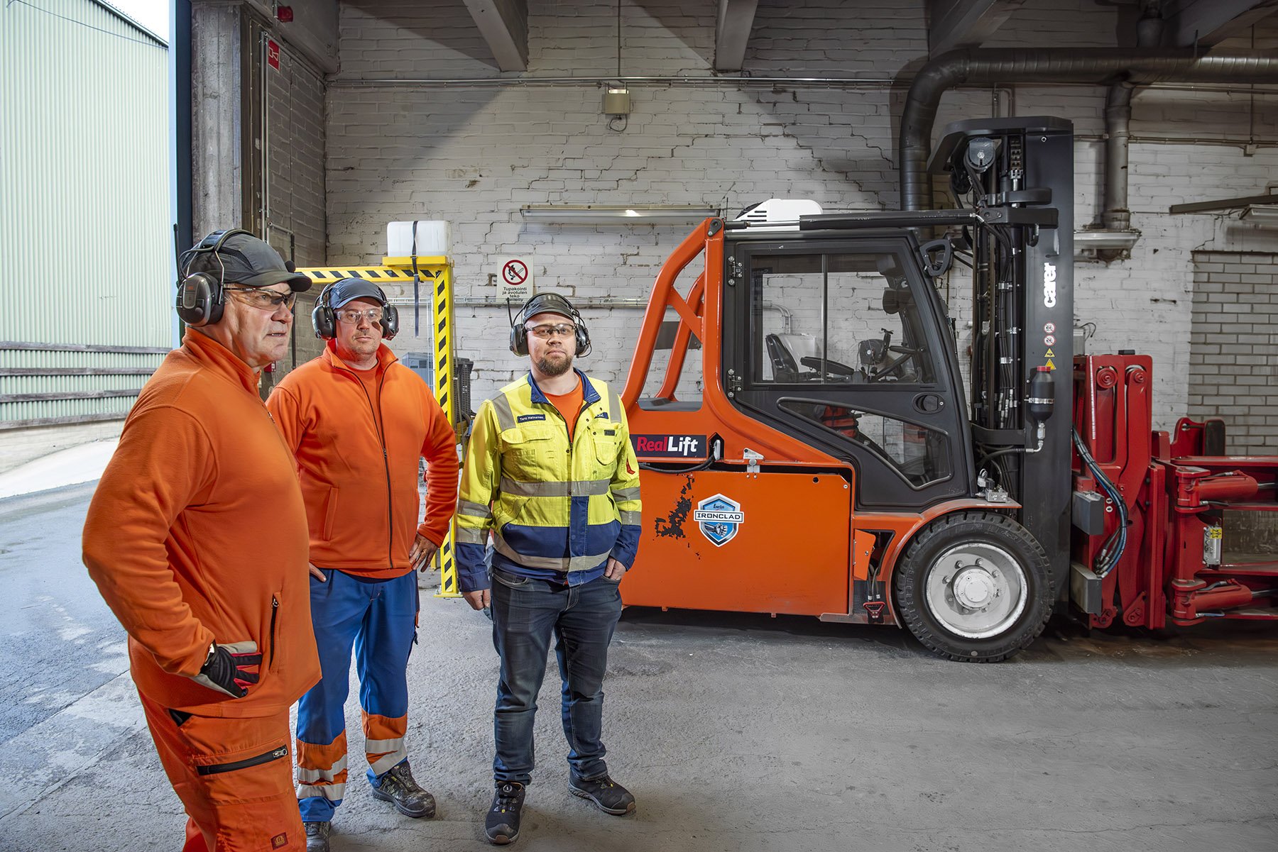 Sähkötrukin latauspaikan sijaintia ja turvallisuustoimia Valkeakosken Walkilla esittelivät työsuojeluvaltuutettu Jukka Lumijärvi, Juha-Pekka Mäkelä ja Tero Heinonen. 
Tuotantosalissa sijaitseva latauspaikka on merkitty lattiaan. Keltaisten pilarien paikalle pystytetään paloturvallisuutta lisäävät seinäkkeet.