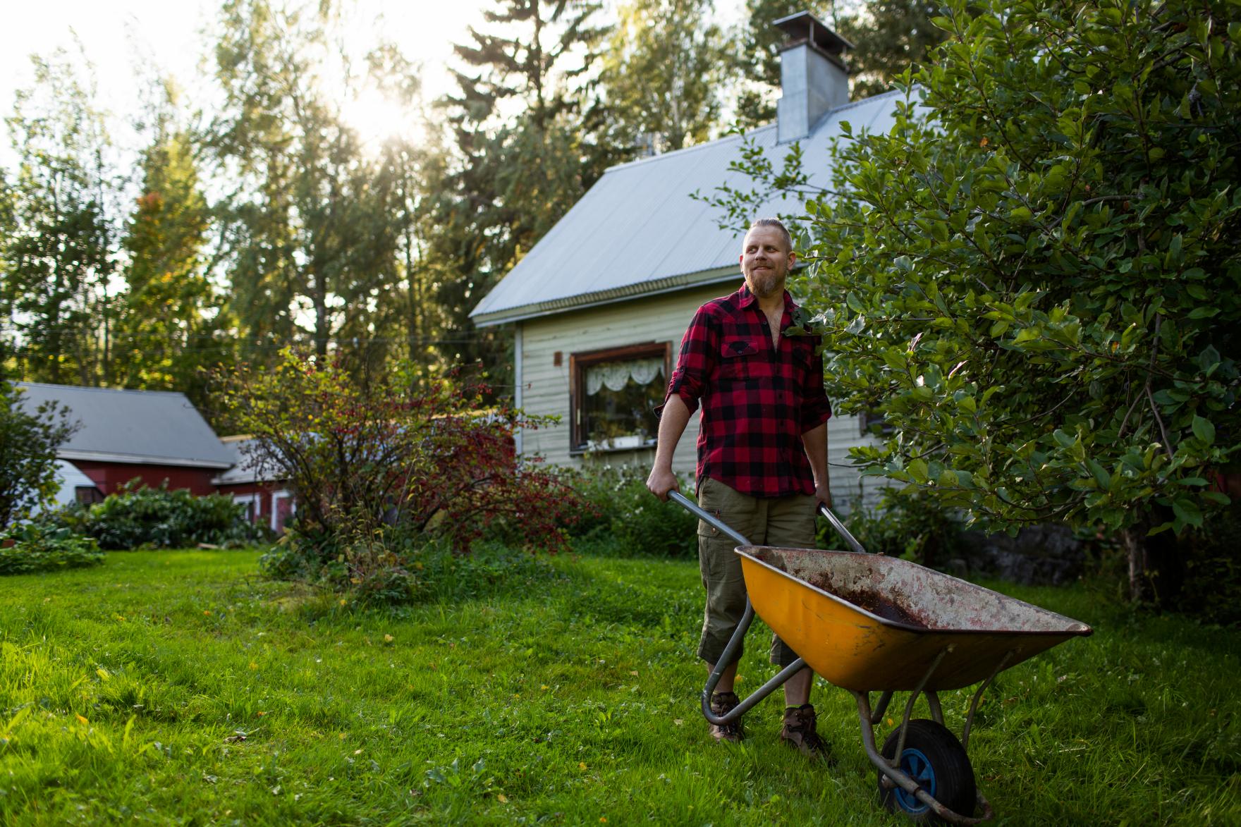 Marko Smeds toteutti pitkäaikaisen unelmansa ja lunasti vanhan kotitalonsa HAttulan Pelkolan kylästä.