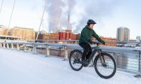Työsuhdepyörästä tuli heti suosittu. Metsä Groupissa niitä on hankittu jo yli tuhat. Ari Helander hankki sähköpyörän ja rullailee 12 kilometrin työmatkan läpi talven.