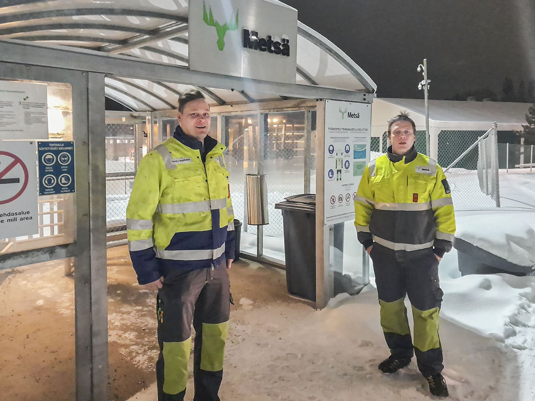 Pääluottamusmies Jussi Joensivu ja osaston puheenjohtaja Janne Vatajaniemi päivystivät Metsä-Board Kyron autiolla portilla lakon alkaessa.