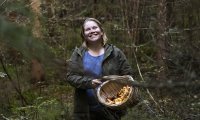 Hän on täällä taas. Heidi Lindholm poimii metsän antimia niin, että niitä riittää sukulaisille ja työkavereillekin.