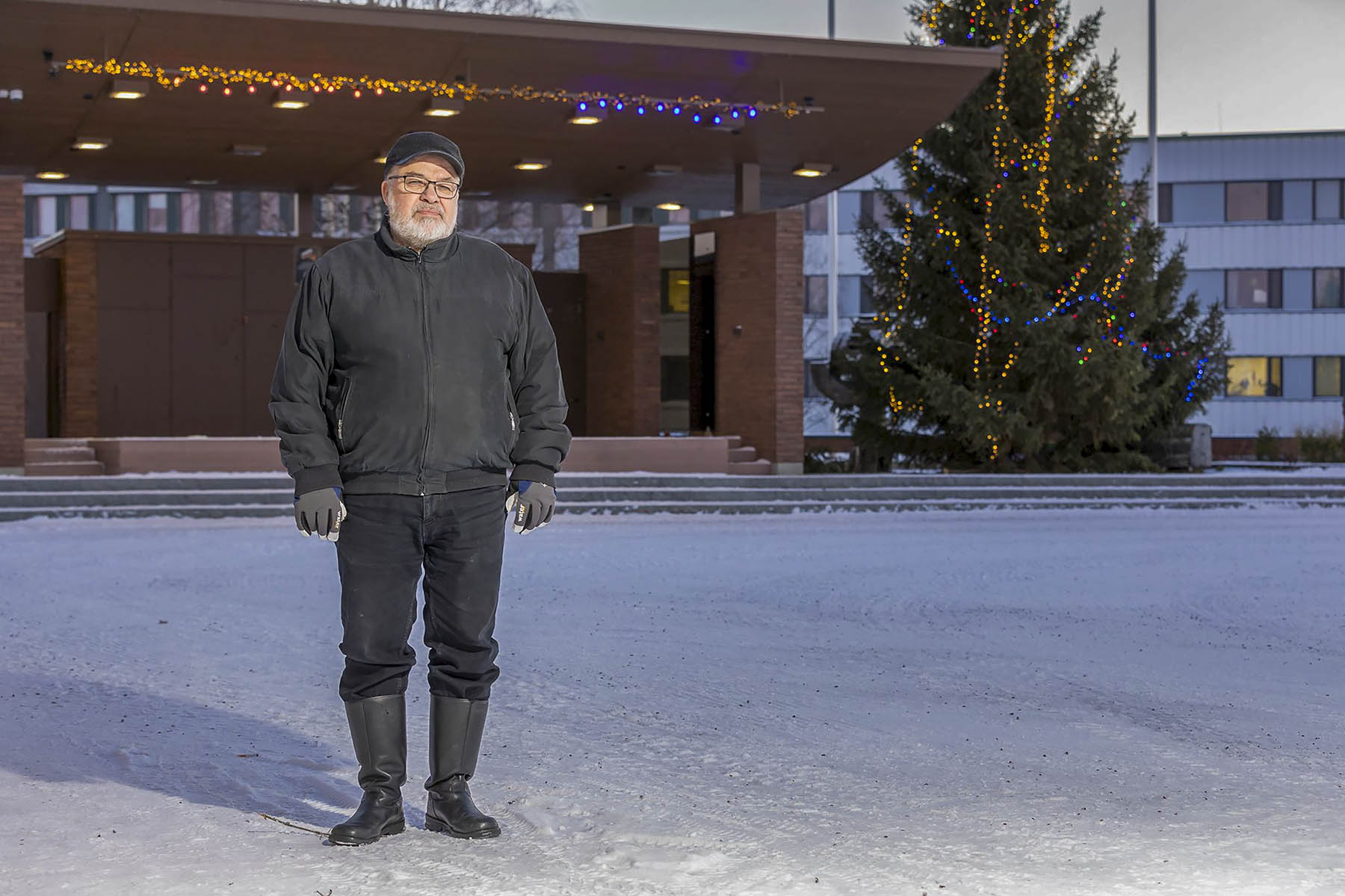 Petteri Jurvan mielestä yhteiskunta kohtelee hänen kaltaisiaan perusduunareita suhteellisen reilusti. Hallituksen toimet työntekijöiden aseman heikentämiseksi tuntuvat kuitenkin pahalta.
Juuso Kantelinen sanoo lopettaneensa iltapäivälehtien lukemisen säästääkseen itseään turhalta stressiltä.
Juha Pikkarainen toivoo yhteiskuntaan enemmän solidaarisuutta ja vähemmän vastakkain­asettelua.